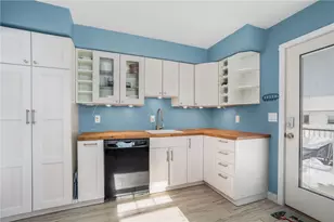 35 Squantum Dr, Middletown, RI 02842 - Photo 14