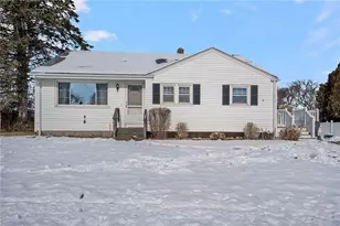 35 Squantum Dr, Middletown, RI 02842 - Photo 4