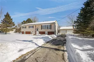 11 Barton Ln, Middletown, RI 02842 - Photo 2