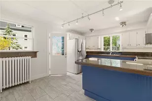21 Clinton Ave, Newport, RI 02840 - Photo 16