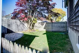 27 Vaughan Ave, Newport, RI 02842 - Photo 14