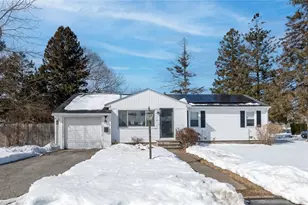 31 Archdale Dr, Warwick, RI 02889 - Photo 2