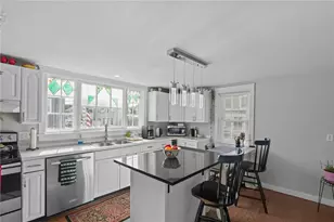 32 Houston Ave, Newport, RI 02840 - Photo 6