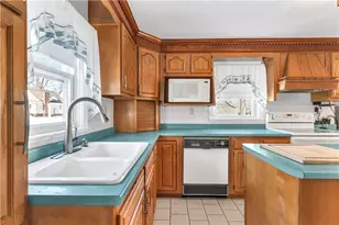 137 Colonial Ave, Cumberland, RI 02864 - Photo 6