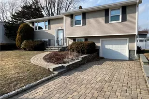 35 Namquid Dr, Middletown, RI 02842 - Photo 2