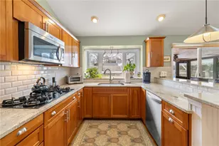 214 Meshanticut Valley Pkwy, Cranston, RI 02920 - Photo 10