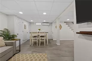 386 Mendon Ave, Pawtucket, RI 02861 - Photo 4