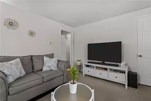 386 Mendon Ave, Pawtucket, RI 02861 - Photo 12