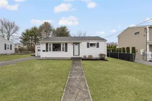 16 Vista Dr, Lincoln, RI 02865 - Photo 2