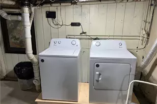 121 Rutherglen Ave, Providence, RI 02907 - Photo 18