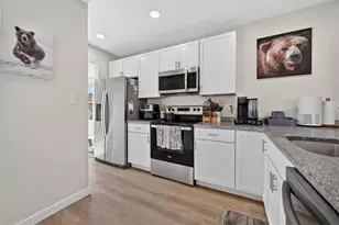 190 Wardlaw Ave, Providence, RI 02908 - Photo 6