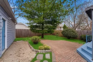 41 Whitcomb Rd, East Providence, RI 02915 - Photo 4