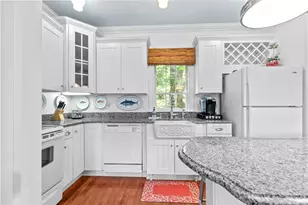97 Narragansett Ave, Newport, RI 02840 - Photo 8