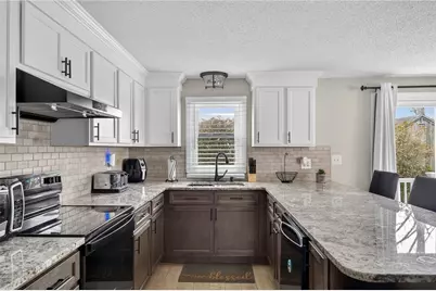 22 Connecticut Avenue, Middletown, RI 02842 - Photo 2