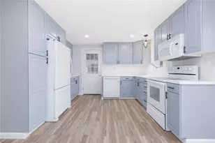 4 Longmeadow Ave, Middletown, RI 02842 - Photo 2