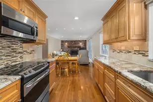 121 Zinnia St, Warwick, RI 02886 - Photo 14