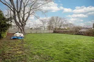 37 Squantum Dr, Middletown, RI 02842 - Photo 2