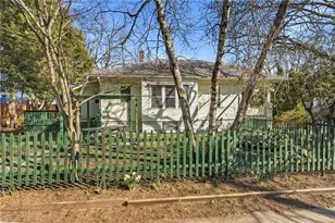 27 Essex St, Cranston, RI 02910 - Photo 4