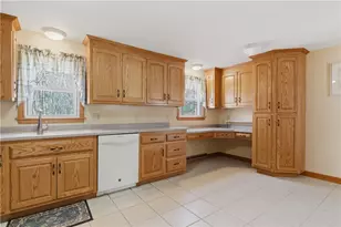 300 Harriet Ln, Cumberland, RI 02864 - Photo 4