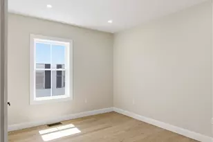 35 Mt Pleasant Ave, Providence, RI 02908 - Photo 14