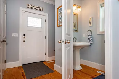 19 Eustis Avenue, Newport, RI 02840 - Photo 4