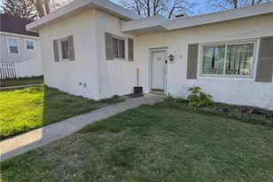 65 Hillcrest Ave, Pawtucket, RI 02860 - Photo 2