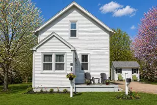 65 Maple Ave, Middletown, RI 02842 - Photo 2