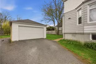 18 Cummings Rd, Newport, RI 02840 - Photo 2