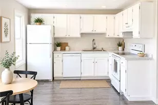 60 Washington St, Bristol, RI 02809 - Photo 2