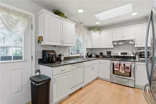 365 Maple St, Warwick, RI 02888 - Photo 6