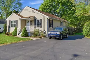 365 Maple St, Warwick, RI 02888 - Photo 2