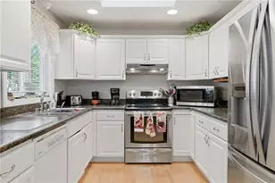 365 Maple St, Warwick, RI 02888 - Photo 4