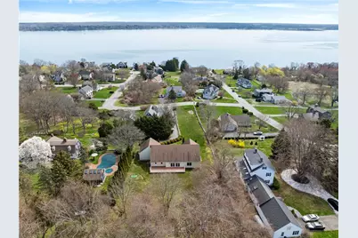 18 Peggy Lane, Portsmouth, RI 02871 - Photo 2