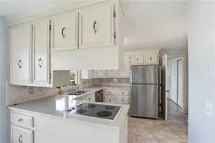 22 Roger Williams Ct, Portsmouth, RI 02871 - Photo 6