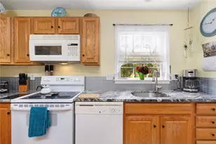 231 Maple Ave, Newport, RI 02840 - Photo 6