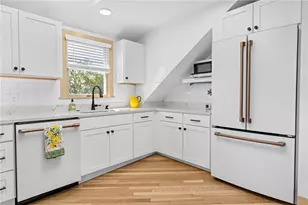 18 Barney St, Newport, RI 02840 - Photo 6