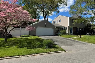 27 Monmouth Dr, East Providence, RI 02515 - Photo 2