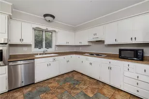 23 Algonquin Dr, Middletown, RI 02842 - Photo 16