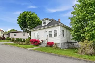 31 Yeoman Ave, Cranston, RI 02920 - Photo 2