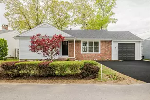 25 Pensaukee Ave, North Providence, RI 02911 - Photo 2