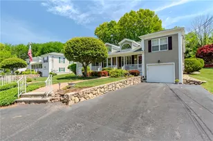 32 Orchard Meadows Dr, Smithfield, RI 02917 - Photo 2