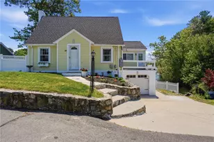 31 Beverly Cir, Smithfield, RI 02828 - Photo 2