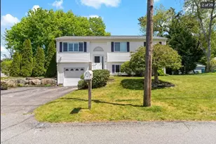 14 Lakeview Dr, Narragansett, RI 02882 - Photo 2