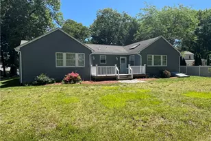 11 Maplecrest Dr, Smithfield, RI 02828 - Photo 2