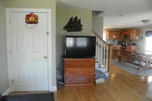 37 Hull St, South Kingstown, RI 02879 - Photo 6