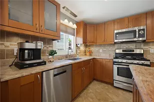 377 Kenyon Ave, Pawtucket, RI 02861 - Photo 8