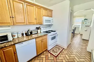 215 Roosevelt St, Providence, RI 02909 - Photo 8