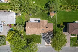37 Newport Ln, Narragansett, RI 02882 - Photo 2