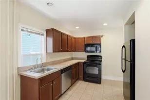 8 Mann Ave, Newport, RI 02840 - Photo 4