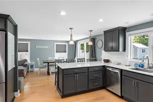 7 Walnut St, Narragansett, RI 02882 - Photo 6